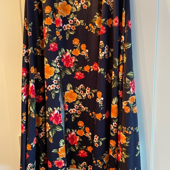 24/7 Comfort Eleanor Black Floral Side Slit Maternity Dress - Picture 5 of 12